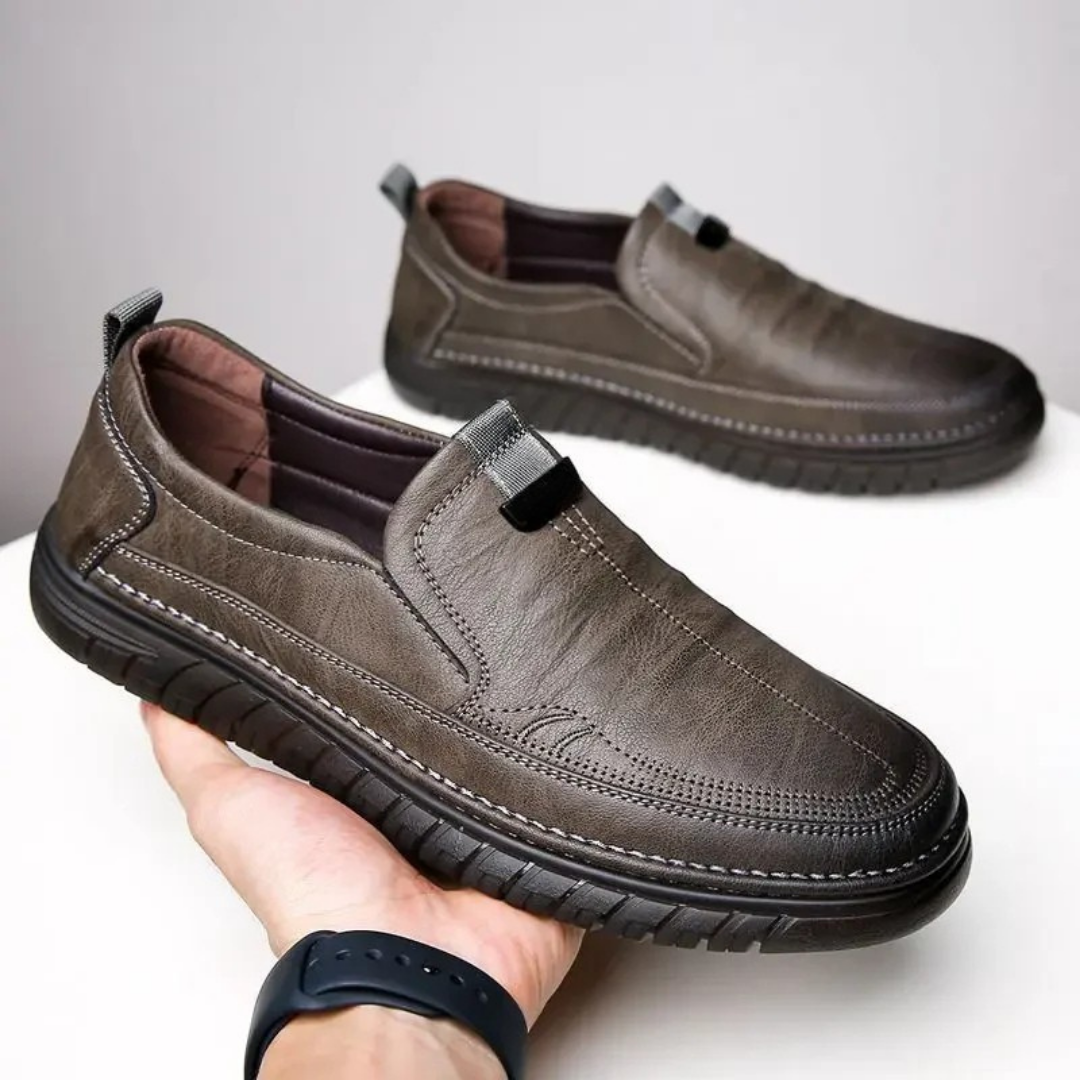 Mocassins de Couro Genuíno para Homem com Design Clássico e Sola Exterior Antiderrapante